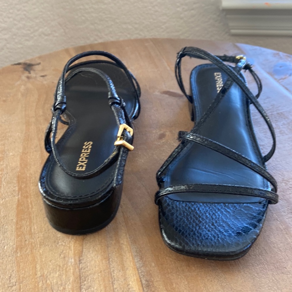 Express, size 7, textured, black, short block hill sandals